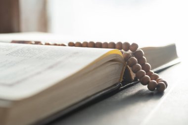 Müslümanlar için kutsal kitap ve tespih. Kuran ve tespih kavramı