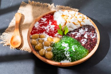 İnci lapası ya da inci sagosu. Endonezya 'nın popüler tatlıları çeşitli aromalı ahşap tabaklarda servis edilir.