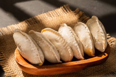 Tavuklu sirk ahşap bir kase dolduruyor. Cireng, tapyoka unundan yapılan geleneksel bir Batı Cava yemeğidir.