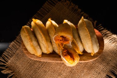 Tavuklu sirk ahşap bir kase dolduruyor. Cireng, tapyoka unundan yapılan geleneksel bir Batı Cava yemeğidir.