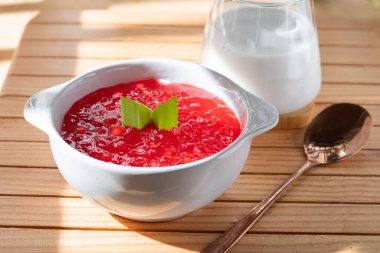 İnci lapası ya da inci sagosu. Popüler Endonezya tatlıları genellikle Ramadhan ayı boyunca karşılaşılır. Pandan yapraklarıyla seramik bir kasede servis edilmiş..