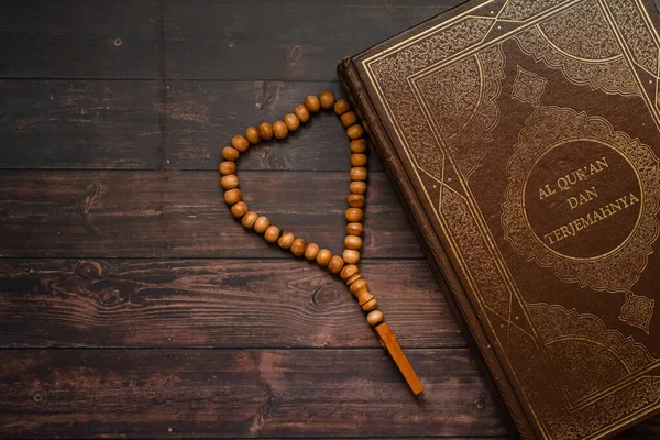 木製のテーブルの背景にイスラム教の聖なる本クルアーン ラマダーン カレーム イード ムバラクコンセプト — ストック写真