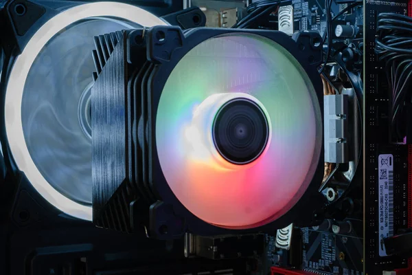 Rgb计算机冷却 在编辑计算机时使用彩色照明冷却 — 图库照片