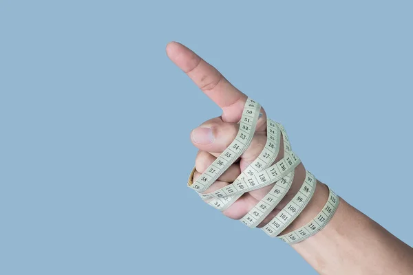 Męska Ręka Bandażu Taśmą Pomiarową Niebieskim Tle Koncepcja Diety — Zdjęcie stockowe
