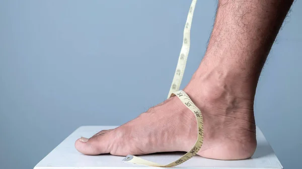 Крупный План Человека Измеряющего Размер Ноги Помощью Измерительной Ленты Светло — стоковое фото