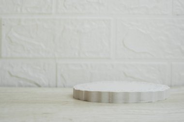 Ürün gösterimi için beyaz zemin üzerinde minimalist boş beyaz podyum