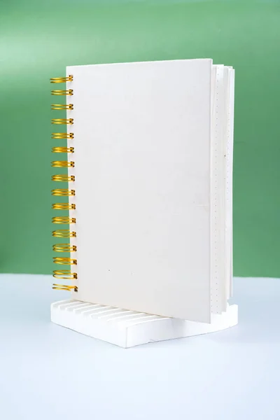 Üres Fehér Spirál Jegyzettömb Zöld Háttérrel Notebook Helyet Szöveges Készen — Stock Fotó