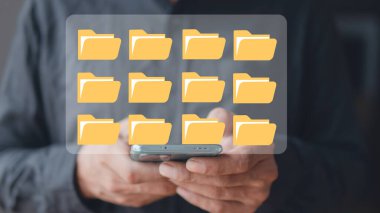 İş adamı cep telefonu ekranında doküman klasörüne dokunuyor. dosyaları yönetmek için dijitalleştirme ve işlem otomasyonunun uzantısı