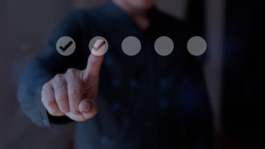 İş adamı sanal ekranda kene simgesine dokunuyor. Kontrol listesi konsepti