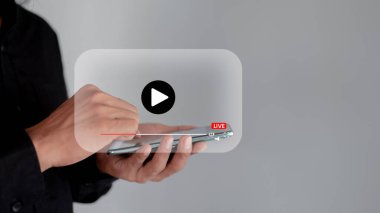 İş adamı izlemek için oynat düğmesine basıyor, online canlı yayın video pazarlama kavramı