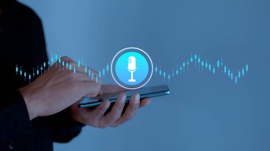 Sanal ekranda mikrofon simgesiyle el ele tutuşan akıllı telefon. Konuşma reklamı sunumu ve Ses Tanıma
