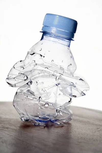 Zgnieciony Plastikowy Kosz Butelki Odizolowany Białym Tle Zanieczyszczenie Środowiska — Zdjęcie stockowe