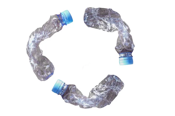 白い背景に隔離された砕いたペットボトルのゴミ 環境汚染 — ストック写真