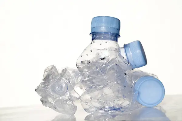 Sampah Botol Plastik Kusut Terisolasi Latar Belakang Putih Polusi Lingkungan — Stok Foto
