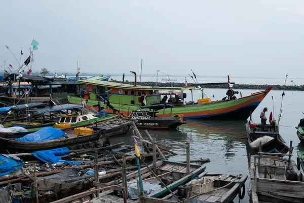 Egy Indonéz Halárverésen Parkoló Halászhálós Hajók Sorai — Stock Fotó