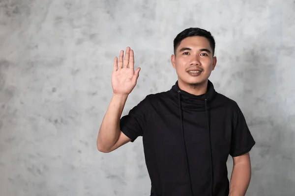 Pria Asia Indonesia Yang Mengenakan Kaos Berdiri Atas Latar Belakang — Stok Foto