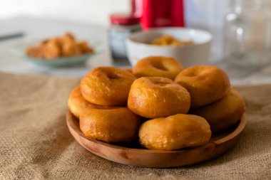 Geleneksel abur cubur çörekleri mutfak kompozisyonunda ahşap bir tabakta