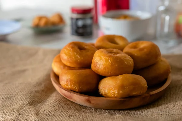Traditionelle Snacks Donuts Auf Einem Holzteller Der Zusammensetzung Der Küche — Stockfoto