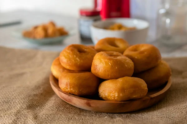 Traditionelle Snacks Donuts Auf Einem Holzteller Der Zusammensetzung Der Küche — Stockfoto