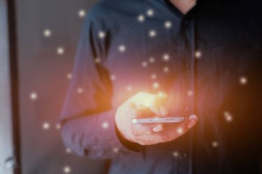 Akıllı telefon kullanan bir iş adamının elini kapat.