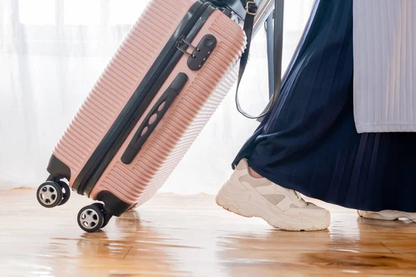 Elinde Bavul Tutan Bir Kadın Tatil Seyahati Kavramı — Stok fotoğraf