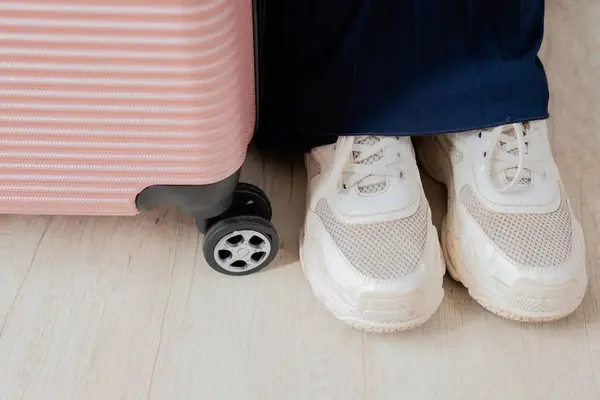 Bekleme Salonunda Pembe Bavullu Kadın Gezgin Ayakkabıları — Stok fotoğraf