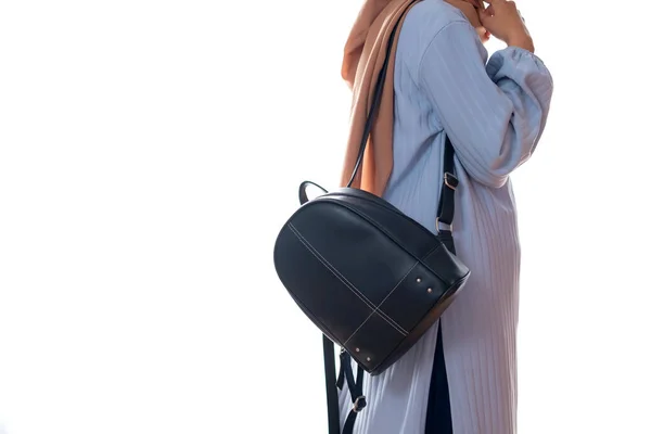 Seitenansicht Einer Muslimin Die Mit Einer Tragetasche Auf Weißem Hintergrund — Stockfoto