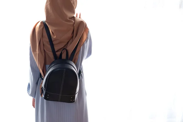 Πλευρική Άποψη Της Μουσουλμανικής Γυναίκας Στέκεται Σφεντόνα Τσάντα Λευκό Φόντο — Φωτογραφία Αρχείου