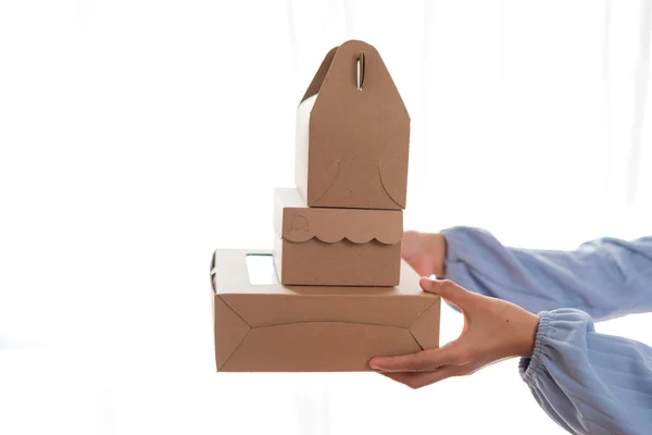 Weibliche Hand Hält Stapel Von Wiederverwertbaren Lebensmittelboxen Auf Weißem Hintergrund — Stockfoto