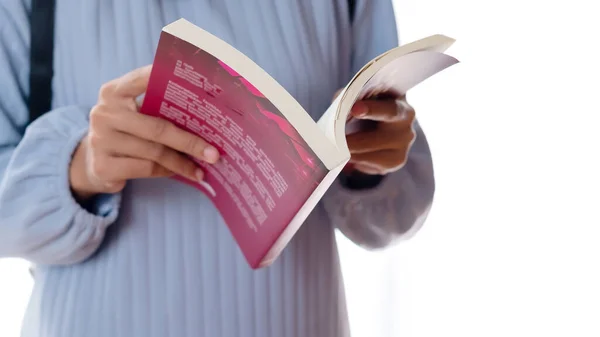 白い背景の女性読書本のフロントビュー 閉じる ロイヤリティフリーのストック写真