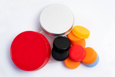 Beyaza izole edilmiş plastik şişe kapağı ve kavanozları. Geri dönüşümlü çöp