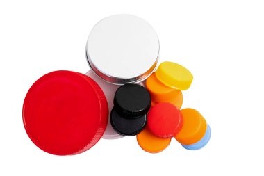 Beyaza izole edilmiş plastik şişe kapağı ve kavanozları. Geri dönüşümlü çöp