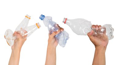 Geri dönüşüm ve çevre kirliliği için insan eli plastik şişeyi tutuyor