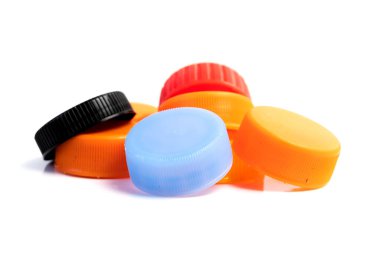 Beyaza izole edilmiş plastik şişe kapakları. Geri dönüşümlü çöp