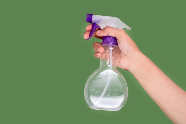 Vrouwelijke Hand Houden Spray Fles Donkergroene Achtergrond — Stockfoto