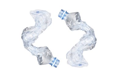 Kırışmış plastik şişeler beyaz arka planda izole edilmiş. Geri dönüşümlü çöp