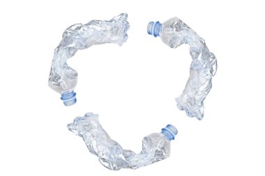 Beyaz arkaplanda izole edilmiş buruşmuş plastik şişelerin geri dönüşüm sembolü.