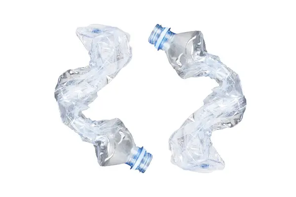 白い背景に隔離された砕いた廃棄物プラスチックボトル 再生可能なゴミ — ストック写真