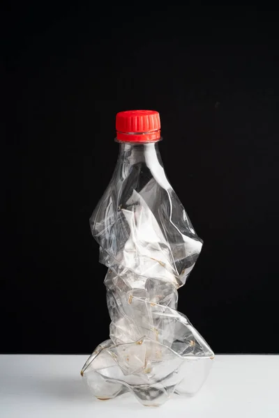 Zgniecione Używane Plastikowe Butelki Stole Odizolowane Ciemnym Tle Śmieci Nadające — Zdjęcie stockowe