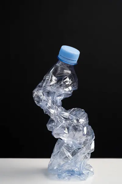 Botol Botol Plastik Yang Berkerut Atas Meja Diisolasi Pada Latar — Stok Foto