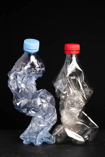 Bottiglie Plastica Usate Stropicciate Sul Tavolo Isolate Sfondo Scuro Cestino — Foto Stock