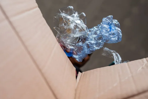 Uomo Raccoglie Separa Bottiglie Plastica Riciclabile Rifiuti Scatole Cartone — Foto Stock