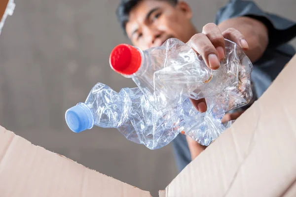 Hombre Recoge Pone Botellas Plástico Reciclables Una Caja Cartón —  Fotos de Stock