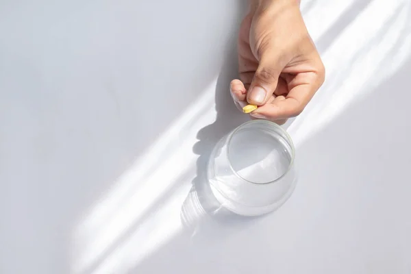Ασιάτης Που Κρατάει Χάπια Και Ένα Ποτήρι Νερό Απομονωμένο Λευκό — Φωτογραφία Αρχείου