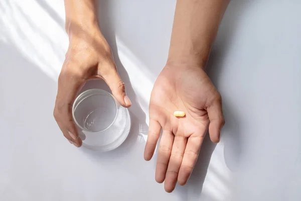 Uomo Asiatico Possesso Pillole Bicchiere Acqua Isolato Sfondo Bianco Concetto — Foto Stock