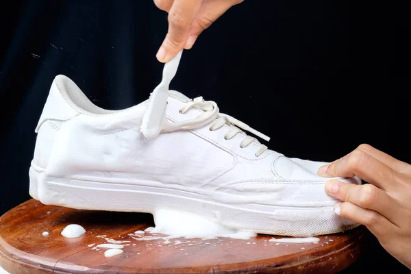 Жінка Чистить Біле Шкіряне Взуття Піною Чищення Концепція Догляду Шкіряним — стокове фото