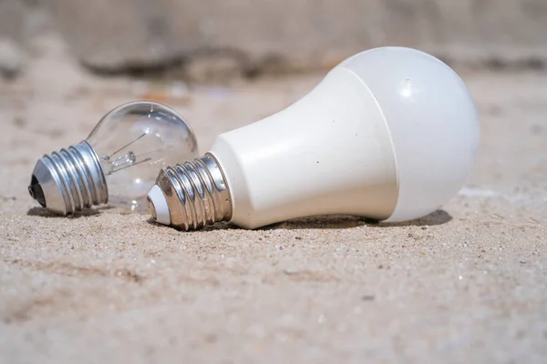 Glödlampan Ligger Sanden Begreppet Naturlig Energi Stockbild