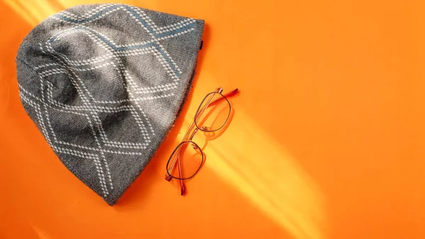 Draufsicht Auf Herbstmode Mütze Und Trendige Sonnenbrille Auf Orangefarbenem Hintergrund — Stockfoto