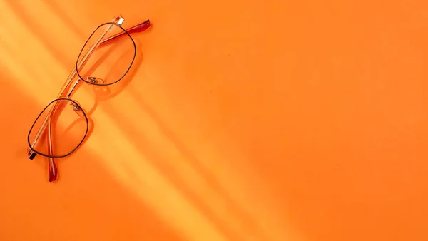 Szemüveg Tartozékok Narancssárga Háttérrel Nyári Nyaralás Háttér Összetétele — Stock Fotó
