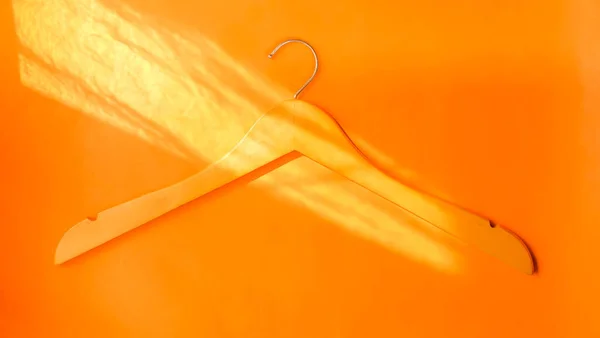 Üres Ruhák Vállfa Pasztell Narancs Háttér Napfény Másolás Helyet Értékesítési — Stock Fotó